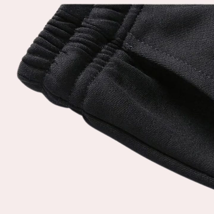 Schwarze Jogginghose, elastischer Bund, Baumwolle, bequeme Sportbekleidung, Herrenmode.