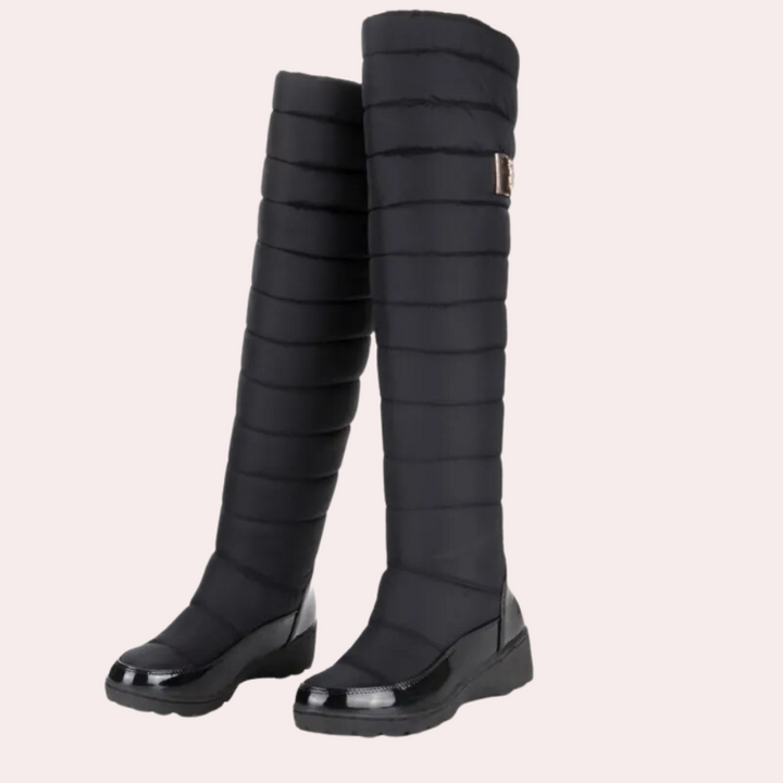 Schwarze Damenstiefel, kniehoch, gepolstert, glänzende Kappe, modisch, Winterstiefel.