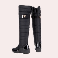 Schwarze Overknee-Stiefel, gesteppt, mit glänzender Sohle und goldenen Details, Damenmode.