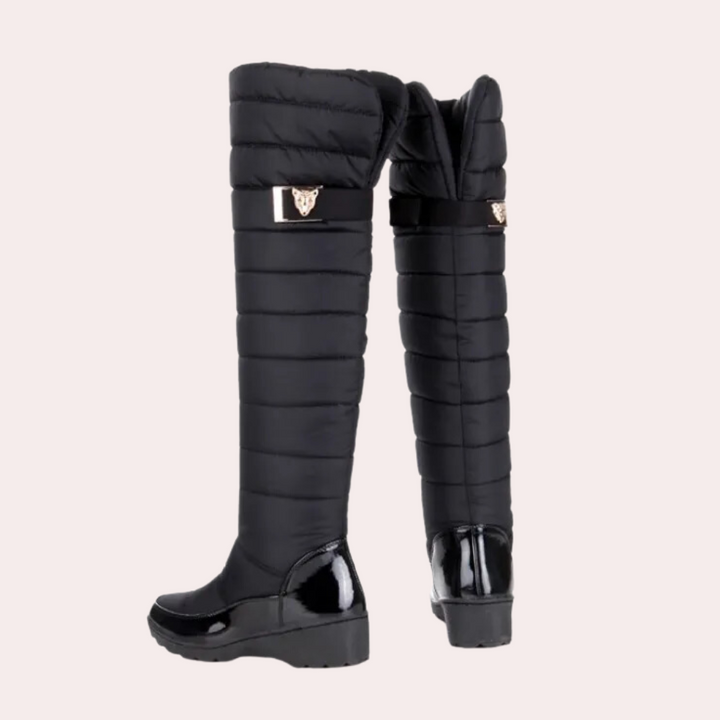 Schwarze Overknee-Stiefel, gesteppt, mit glänzender Sohle und goldenen Details, Damenmode.