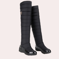 Schwarze Damenstiefel, kniehoch, gepolstert, mit glänzender Kappe, modisch und warm.