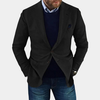 Mann in schwarzem Sakko, blauem Pullover und Jeans, elegante Herrenmode, Freizeitlook.