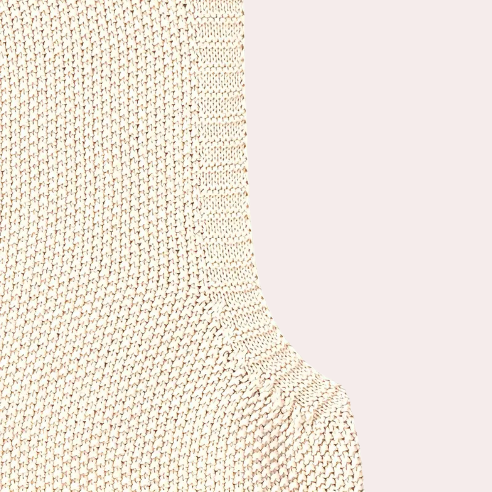 Beigefarbener Strickstoff, Nahaufnahme, Textur, weiches Material, Mode, Bekleidung, Detailansicht.