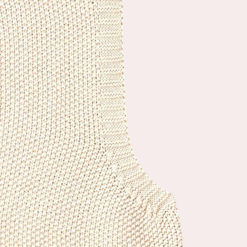 Beigefarbener Strickstoff, Nahaufnahme, Textur, weiches Material, Mode, Bekleidung, Detailansicht.