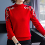 Roter Damenpullover mit Blumenstickerei, Strick, modisch, elegant, Herbstmode.