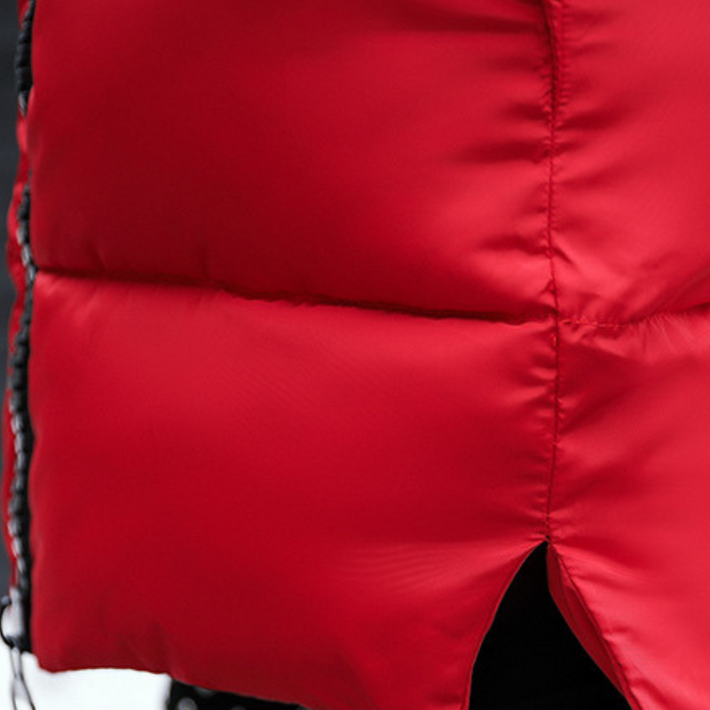 Roter Daunenmantel, gesteppte Details, Wintermode, warm, stilvoll, Damenbekleidung