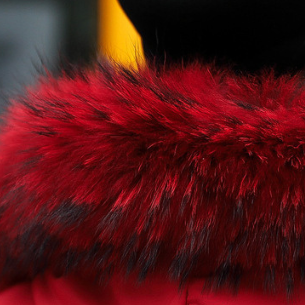 Roter Pelzkragen, Kunstpelz, Wintermode, Damenmantel, elegant, warm, modisch, Detailansicht.