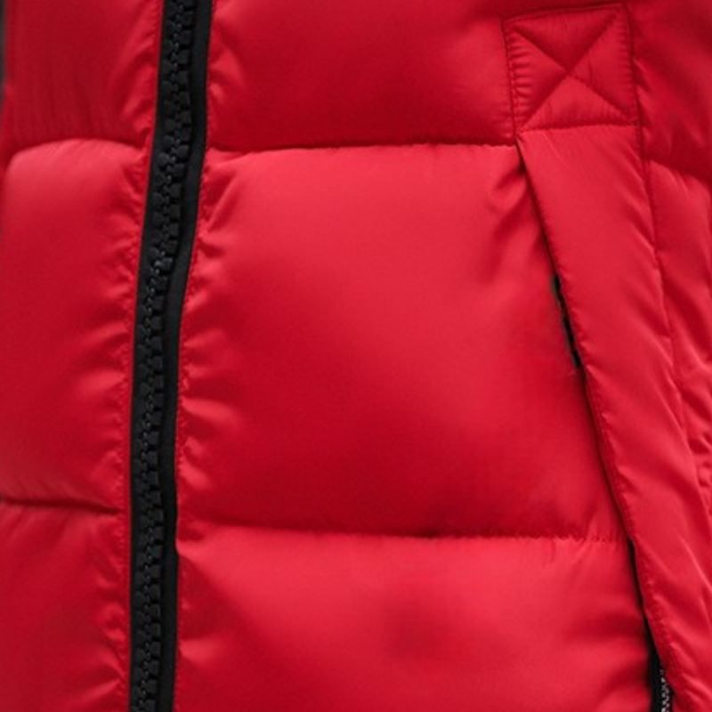 Rote Daunenjacke mit Reißverschluss, gesteppte Details, Wintermode, warm und stilvoll.