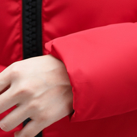 Rote Daunenjacke, Nahaufnahme, Reißverschluss, Wintermode, warme Oberbekleidung, Handdetail.