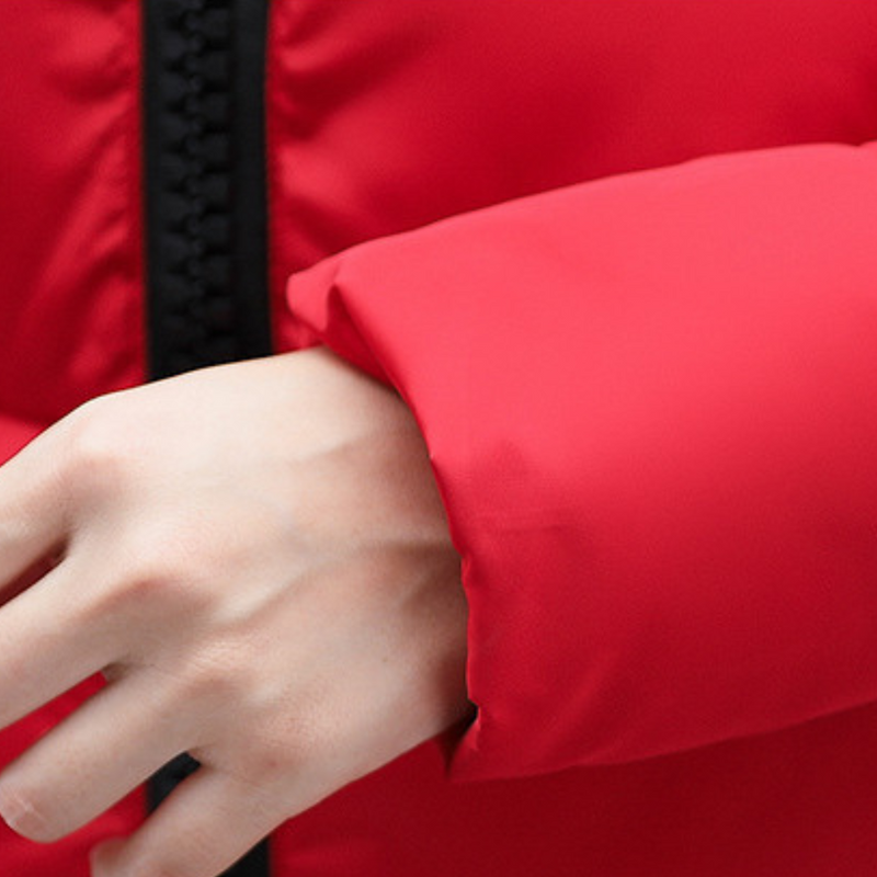 Rote Daunenjacke, Nahaufnahme, Reißverschluss, Wintermode, warme Oberbekleidung, Handdetail.