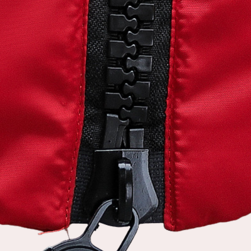 Roter Reißverschluss an Jacke, Nahaufnahme, schwarzer Zipper, Outdoor-Bekleidung, Detailansicht.