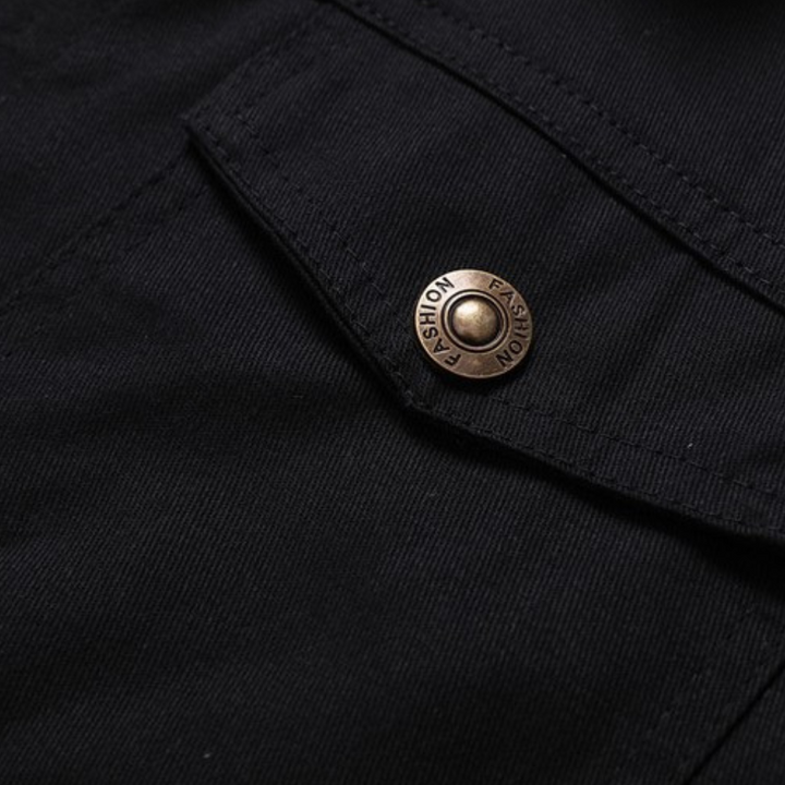 Schwarze Baumwolljacke Detailansicht, Metallknopf mit Gravur, modisches Design.
