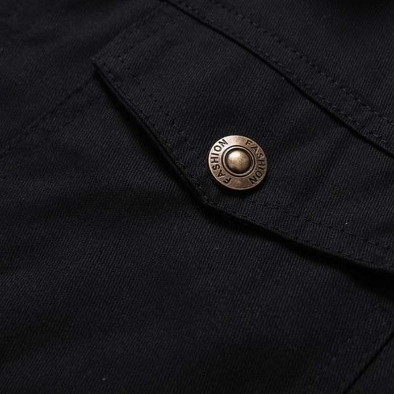 Schwarze Baumwolljacke Detailansicht, Metallknopf mit Gravur, modisches Design.