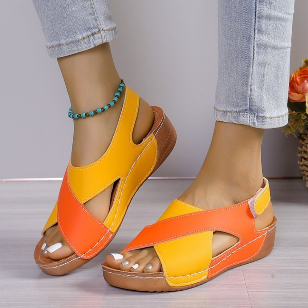 Frau trägt bunte Sandalen, gelb-orange, bequem, Sommermode, Damen, Freizeit, Jeans.