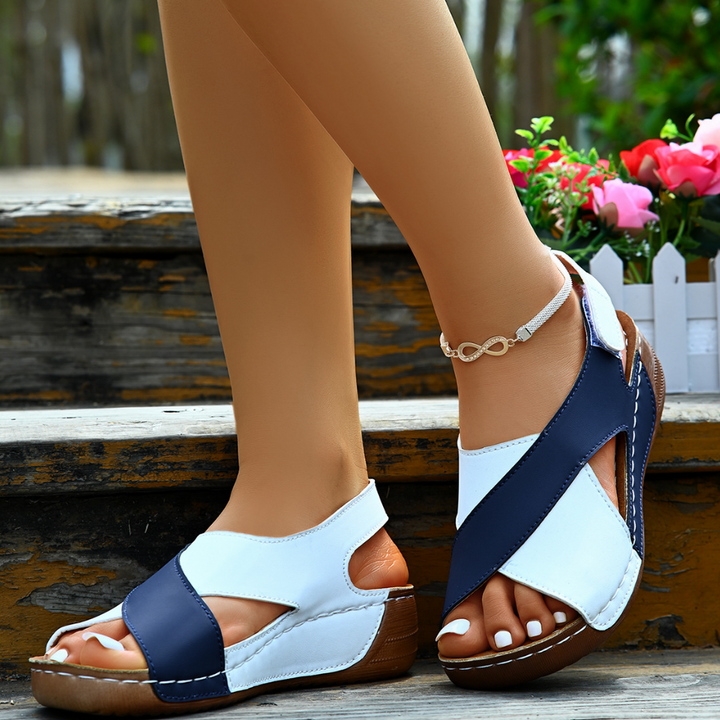 Damen Sandalen, blau-weiß, Leder, Keilabsatz, Sommermode, bequem, elegant, Blumenhintergrund.