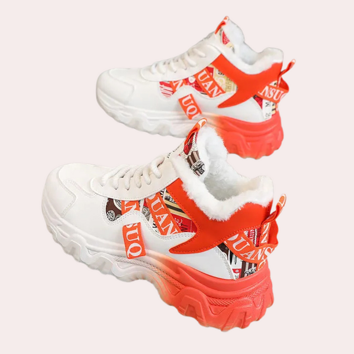 Weiße und rote Sneaker mit Fellfutter, auffälligem Design, hoher Sohle, modische Straßenschuhe.