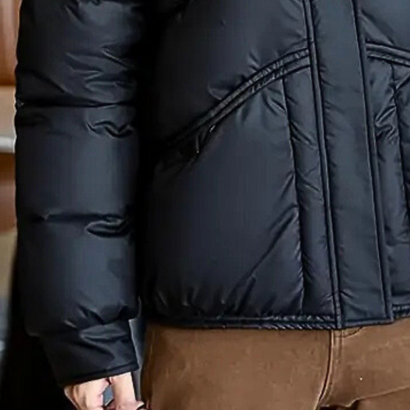 Schwarze Daunenjacke, warm, gesteppt, Wintermode, Herrenbekleidung, Outdoor, isoliert.