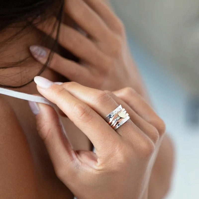 Frau mit silbernem Ring, elegantes Schmuckdesign, Nahaufnahme, Hand am Ohr, stilvoll.