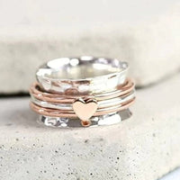 Silber- und Roségold-Ring mit Herzanhänger, handgefertigt, modern, stilvoll, Schmuckdesign.