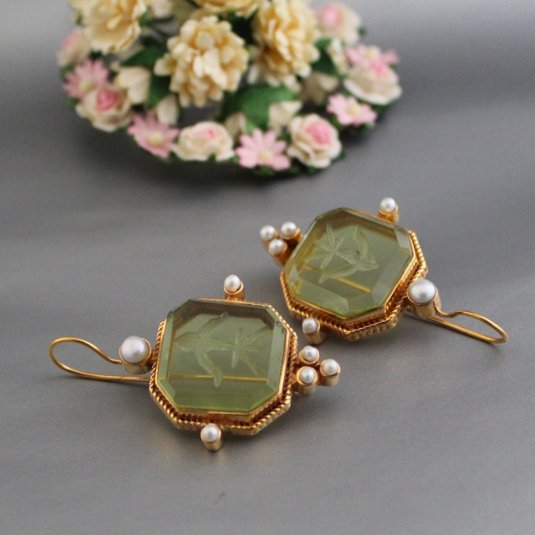 Antike goldene Ohrringe mit Perlen und graviertem Glas, florales Design, Vintage-Schmuck.