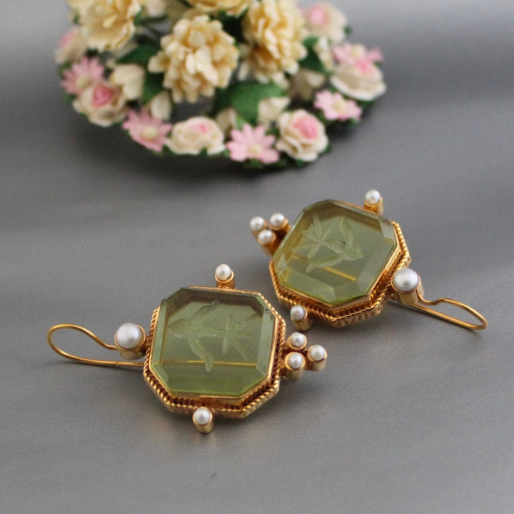 Antike goldene Ohrringe mit Perlen und graviertem Glas, florales Design, Vintage-Schmuck.