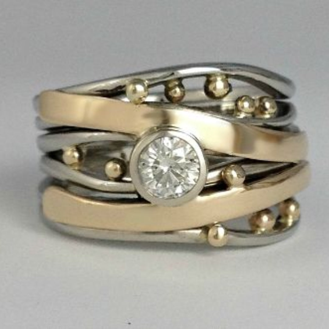 Breiter Silber-Gold-Ring mit Diamant, elegantes Design, Schmuck für Damen, luxuriöses Accessoire.
