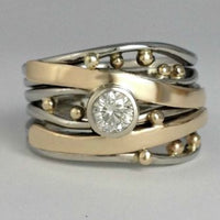 Breiter Silber-Gold-Ring mit Diamant, elegantes Design, Schmuck für Damen, luxuriöses Accessoire.