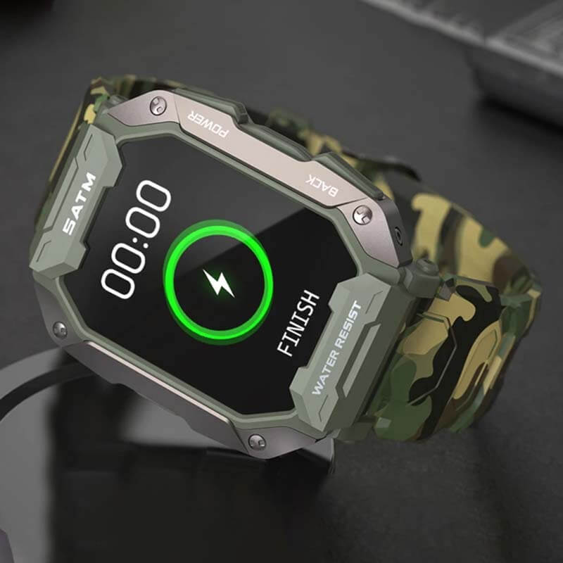 Militärische Smartwatch, Camouflage-Design, Fitness-Tracker, wasserdicht, Outdoor, IP68.