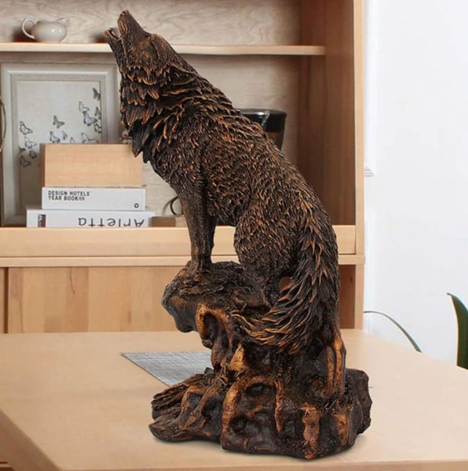 Holzskulptur eines heulenden Wolfes, detailreich, braun, auf Regal, rustikale Dekoration.