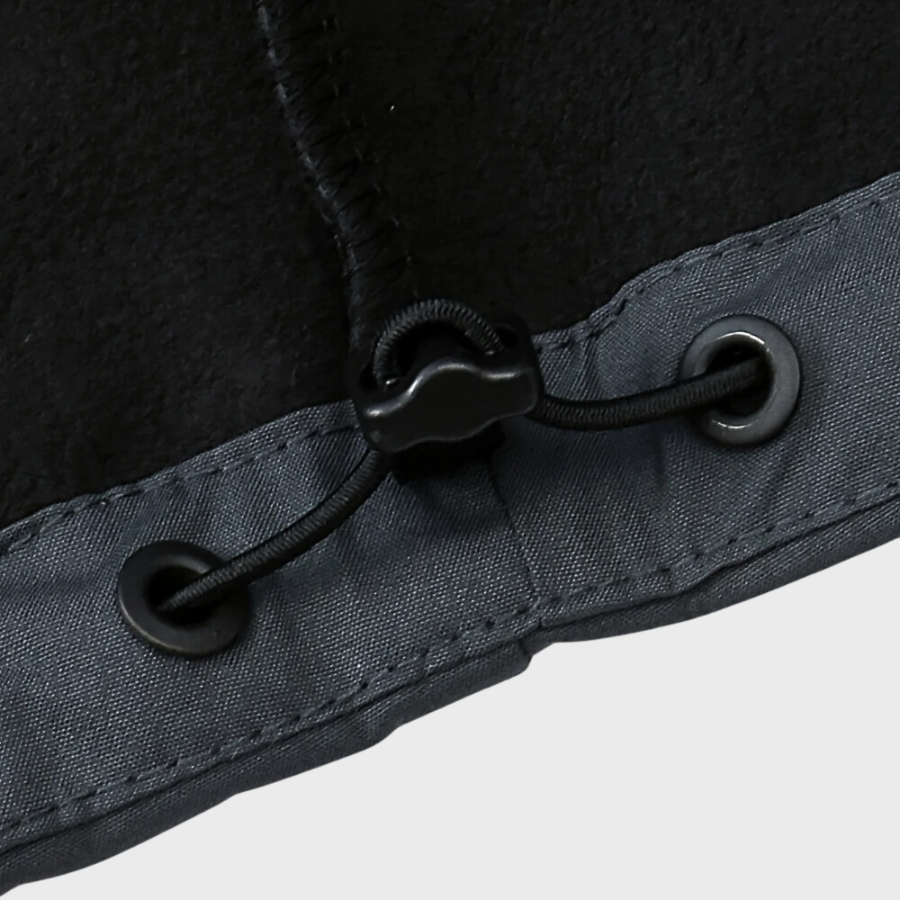 Schwarze Herren-Kapuzenjacke, Detailansicht Kordelzug, Fleece-Material, modisch, bequem.