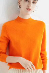 Frau trägt orange Pullover, Carmela Comfort, Freizeit, Sweatshirt, Luca Norelli, Damenmode.