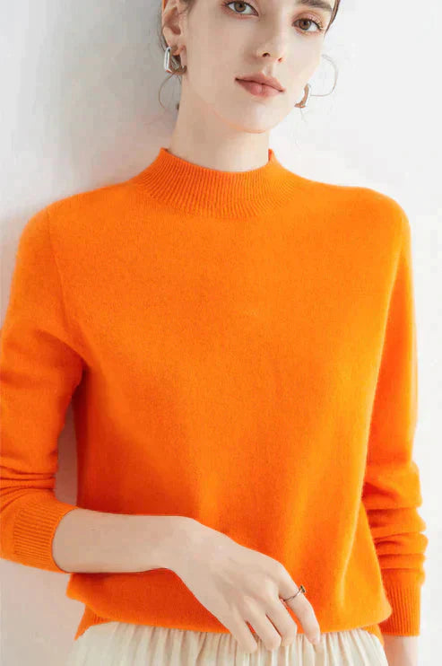 Frau trägt orange Pullover, Carmela Comfort, Freizeit, Sweatshirt, Luca Norelli, Damenmode.