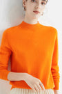 Frau trägt orange Pullover, Carmela Comfort, Freizeit, Sweatshirt, Luca Norelli, Damenmode.