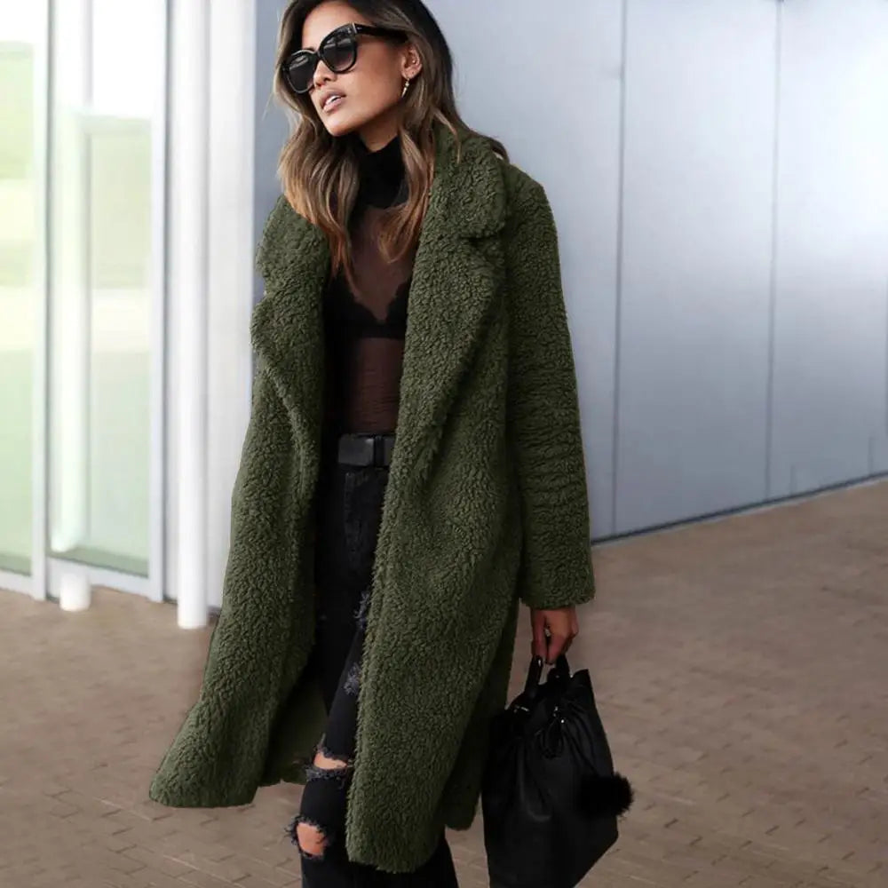 Frau in grünem Teddy-Mantel, schwarze Sonnenbrille, modisch, Wintermode, elegant, modern.