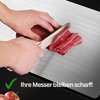 Person schneidet rohes Fleisch mit scharfem Messer auf Schneidebrett, Text: "Ihre Messer bleiben scharf!"