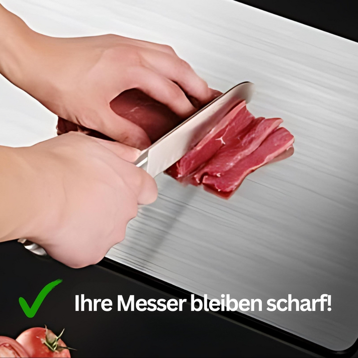Person schneidet rohes Fleisch mit scharfem Messer auf Schneidebrett, Text: "Ihre Messer bleiben scharf!"