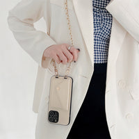 Beige Crossbody-Handyhülle mit Kartenfach, goldene Kette, modisch, praktisch, Damen-Accessoire.