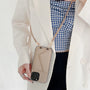 Beige Crossbody-Handyhülle mit Kartenfach, Lederoptik, goldene Kette, modisch und praktisch.