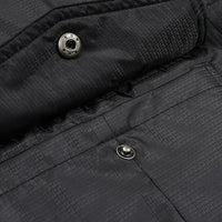 Schwarze gesteppte Jacke mit Druckknöpfen, wasserabweisend, Outdoor-Bekleidung.