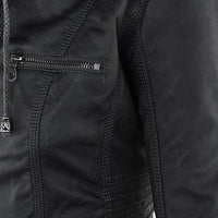 Schwarze Lederjacke mit Reißverschluss, Detailansicht, hochwertige Mode, stilvoll und modern.