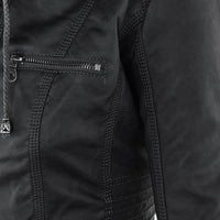 Schwarze Lederjacke mit Reißverschluss, Detailansicht, hochwertige Verarbeitung, modisch.