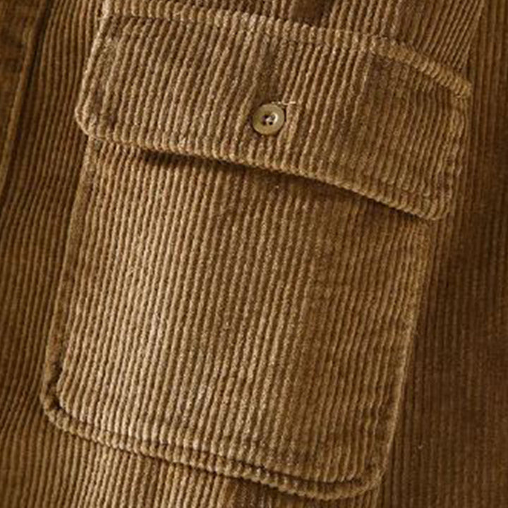 Braune Cordjacke mit Knopf, Nahaufnahme, Textur, Herrenmode, Herbstbekleidung.