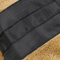 Schwarzer, texturierter Ledergürtel auf beigem Hintergrund, modisches Accessoire.