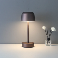 Moderne braune Tischlampe, LED, minimalistisch, neben Vase mit weißen Blumen, Innenbeleuchtung.