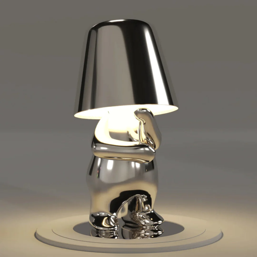 Silberne Tischlampe in Form einer Figur, modernes Design, glänzend, stilvolle Beleuchtung.