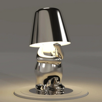 Silberne Tischlampe in Form einer Figur, modernes Design, glänzend, stilvolle Beleuchtung.