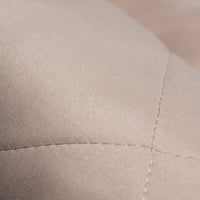 Beigefarbener, gesteppten Stoff, Nahaufnahme, Textur, Polstermaterial, hochwertig, Detailansicht.