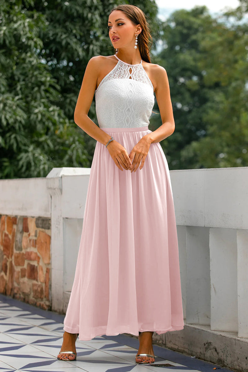 Frau in rosa Maxikleid mit weißem Spitzenoberteil, elegantes Sommeroutfit, draußen.