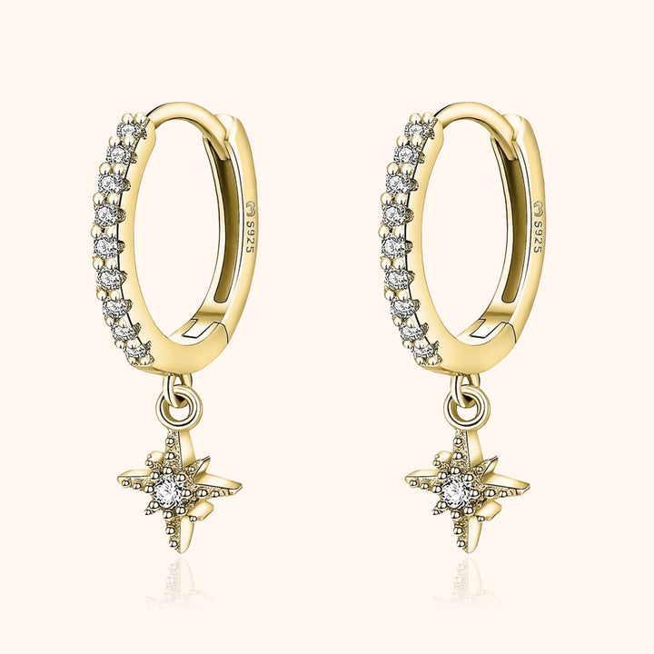 Goldene Creolen mit Sternanhänger und Zirkonia, eleganter Schmuck, Damen Ohrringe.