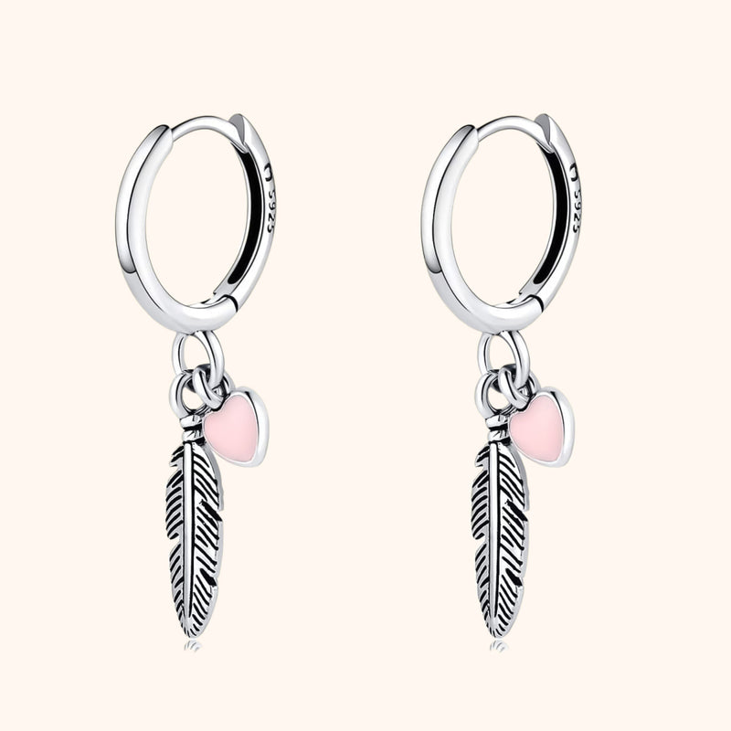 Silberne Creolen mit Feder- und Herzanhänger, Damen Ohrringe, modischer Schmuck.